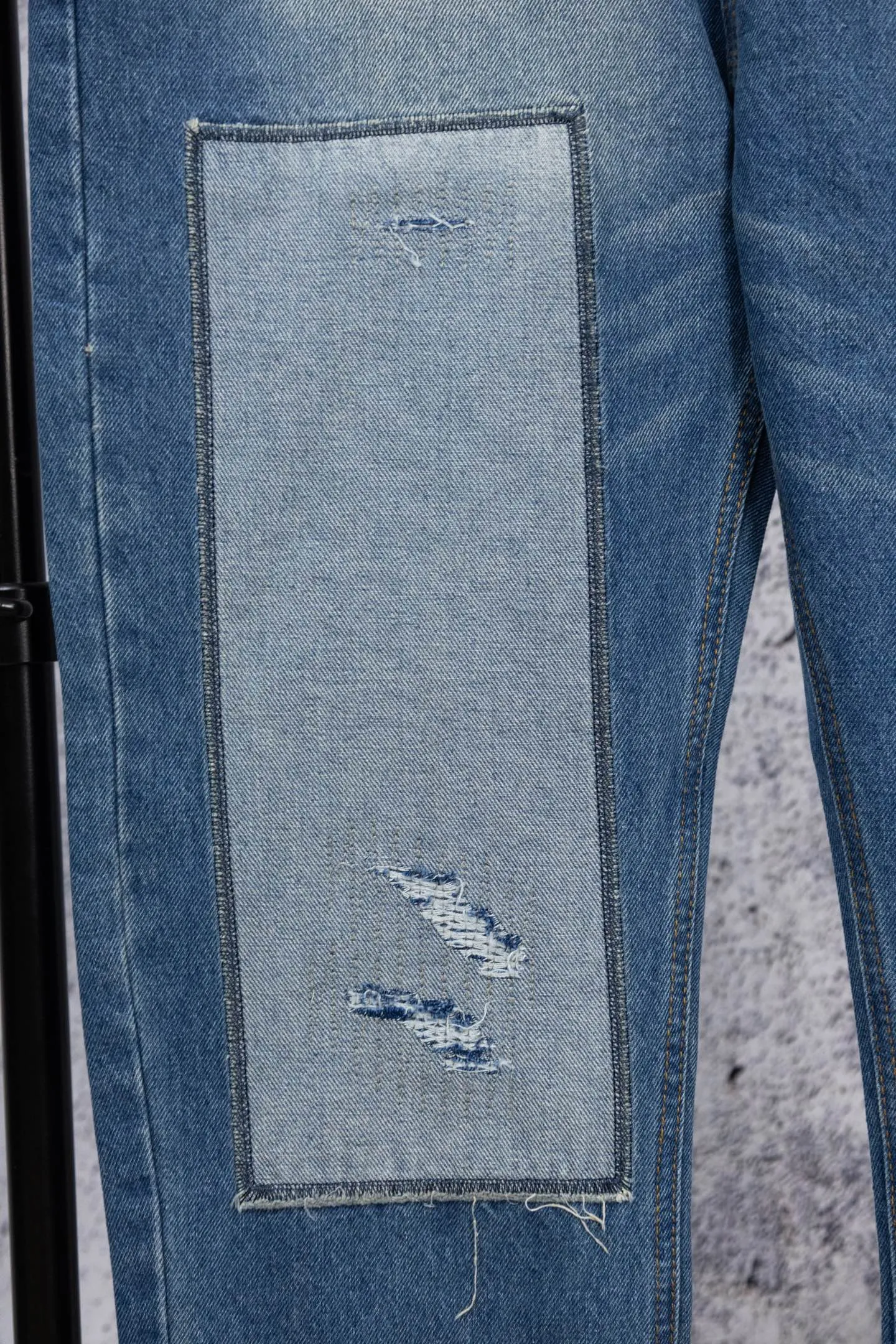 P230 Ralph Lauren 2026RRL retro ripped jeans, American retro essentials, classic loose fit: 13.75oz Japanese selvage denim, made in the United States, 100% cotton, perfect texture! Durable and non-shrinking: Mechanical pre-shrunk finishing® technology, still fit after long-term wear, retro wash has a more timeless taste ~ Size: 28--34 Color: Denim blue